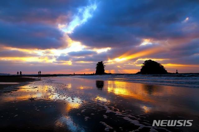 [세종=뉴시스] 태안해안 꽃지해변 일몰. 2019.12.29. (사진=국립공원공단 제공) photo@newsis.com