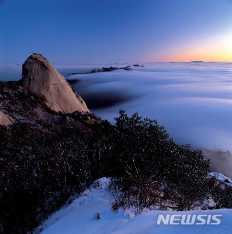 [세종=뉴시스] 북한산 백운대 일출 여명. 2019.12.29. (사진=국립공원공단 제공)photo@newsis.com