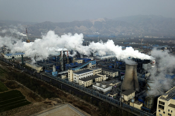 중국 산시성 석탄공장에서 연기와 증기가 피어오르고 있다. - AP 연합뉴스