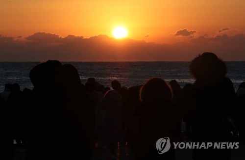 호미곶에서 해맞이하는 시민들 (포항=연합뉴스) 김현태 기자 = 해돋이 명소인 경북 포항시 호미곶에서 기해년(己亥年) 끝날인 31일 시민들이 떠오르는 해를 바라보며 지난 한 해를 마무리하고 다가올 쥐띠해 경자년(庚子年) 저마다의 마음가짐을 다지고 있다. 2019.12.31 mtkht@yna.co.kr