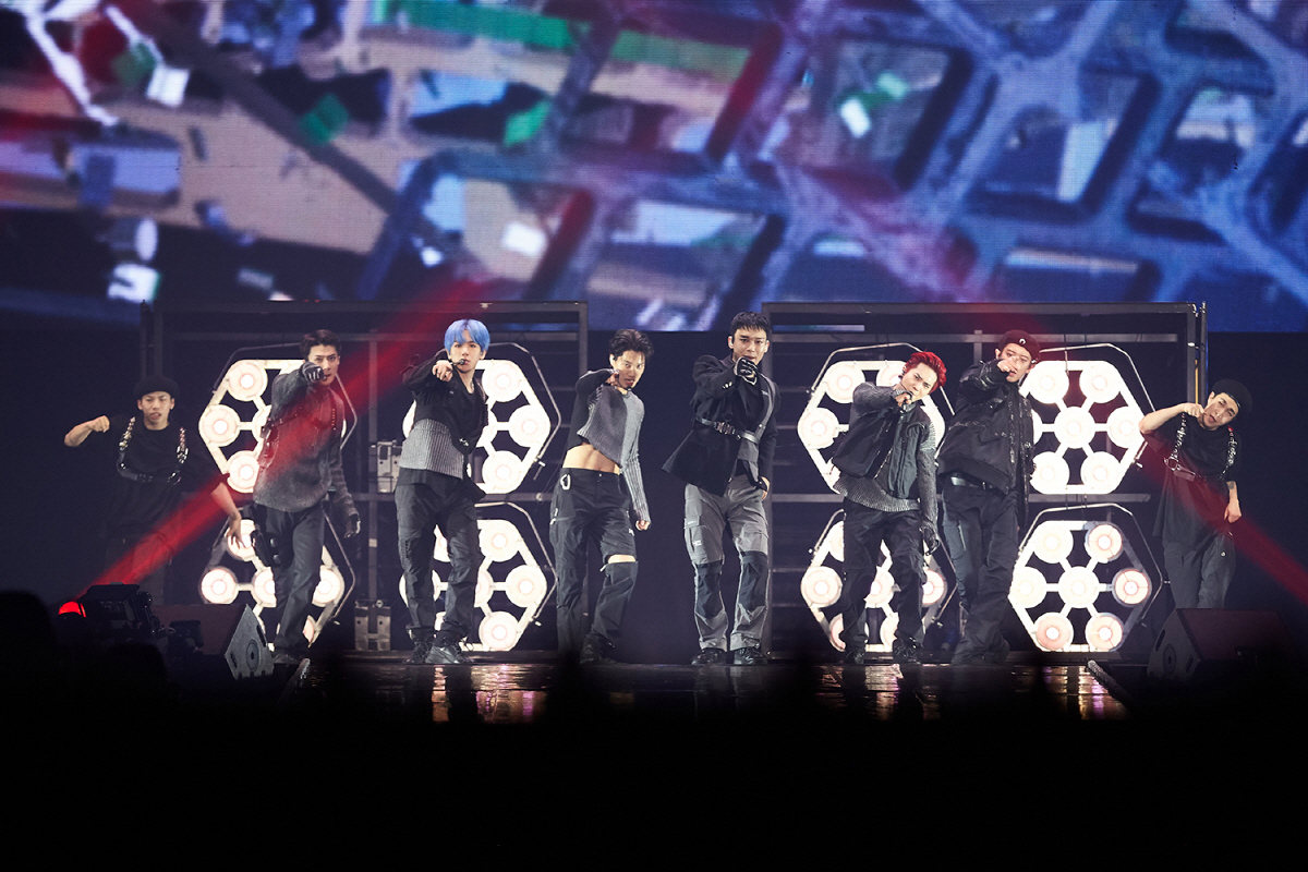 EXO (EXO) successfully completed the Seoul Walk the Line concert and finished 2019 warmly.EXO PLANET #5 - EXplOration [dot] - (EXO Planet #5 - Exploration [dot] -) was held at the Seoul Olympic Park KSPO DOME for three days from December 29-31, and was enthusiastic about the audience with its powerful performances, colorful music and fantastic performances that combined with conceptual stage production.In particular, this concert was a Walk the Line performance and finale performance of EXOs fifth solo concert, and all three performances were sold out to a total of 45,000 viewers. On the last day of the performance, on the 31st, Naver V-live Plus (VLIVE +), it was broadcast live around the world and received a hot response.In this performance, EXO will include hits such as Run, Addiction, Call Me Baby, Monster, Power, as well as regular 5th albums and repackaged songs such as Tempo, Love Shot, Damage, 24/7, First Eye Miracle of , Kai Confession , Spoiler , Baek Hyun UN Village , and I will go through , What A Life , There is a faint and so on.In addition, EXO has prepared new stages of the regular 6th album released in November for the Walk the Line performance, and it has gained explosive cheers by releasing the songs such as Non Stop, Jekyll, Butterfly Effect, Today as well as the title song Obsession with dark charisma. It has also doubled the fun of showing it.In addition, the audience enthusiastically enjoyed the performance by wearing the dress codes in the colors that symbolize the winter albums of EXO such as Red & Green, Black & Gray & White, Brown & White, and impressed the members with various events such as slogans and large card sections.