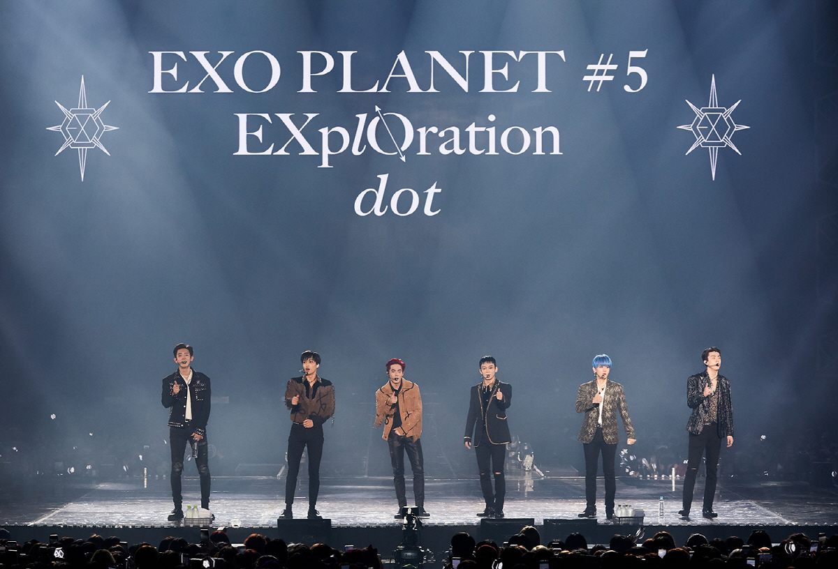 EXO (EXO) successfully completed the Seoul Walk the Line concert and finished 2019 warmly.EXO PLANET #5 - EXplOration [dot] - (EXO Planet #5 - Exploration [dot] -) was held at the Seoul Olympic Park KSPO DOME for three days from December 29-31, and was enthusiastic about the audience with its powerful performances, colorful music and fantastic performances that combined with conceptual stage production.In particular, this concert was a Walk the Line performance and finale performance of EXOs fifth solo concert, and all three performances were sold out to a total of 45,000 viewers. On the last day of the performance, on the 31st, Naver V-live Plus (VLIVE +), it was broadcast live around the world and received a hot response.In this performance, EXO will include hits such as Run, Addiction, Call Me Baby, Monster, Power, as well as regular 5th albums and repackaged songs such as Tempo, Love Shot, Damage, 24/7, First Eye Miracle of , Kai Confession , Spoiler , Baek Hyun UN Village , and I will go through , What A Life , There is a faint and so on.In addition, EXO has prepared new stages of the regular 6th album released in November for the Walk the Line performance, and it has gained explosive cheers by releasing the songs such as Non Stop, Jekyll, Butterfly Effect, Today as well as the title song Obsession with dark charisma. It has also doubled the fun of showing it.In addition, the audience enthusiastically enjoyed the performance by wearing the dress codes in the colors that symbolize the winter albums of EXO such as Red & Green, Black & Gray & White, Brown & White, and impressed the members with various events such as slogans and large card sections.