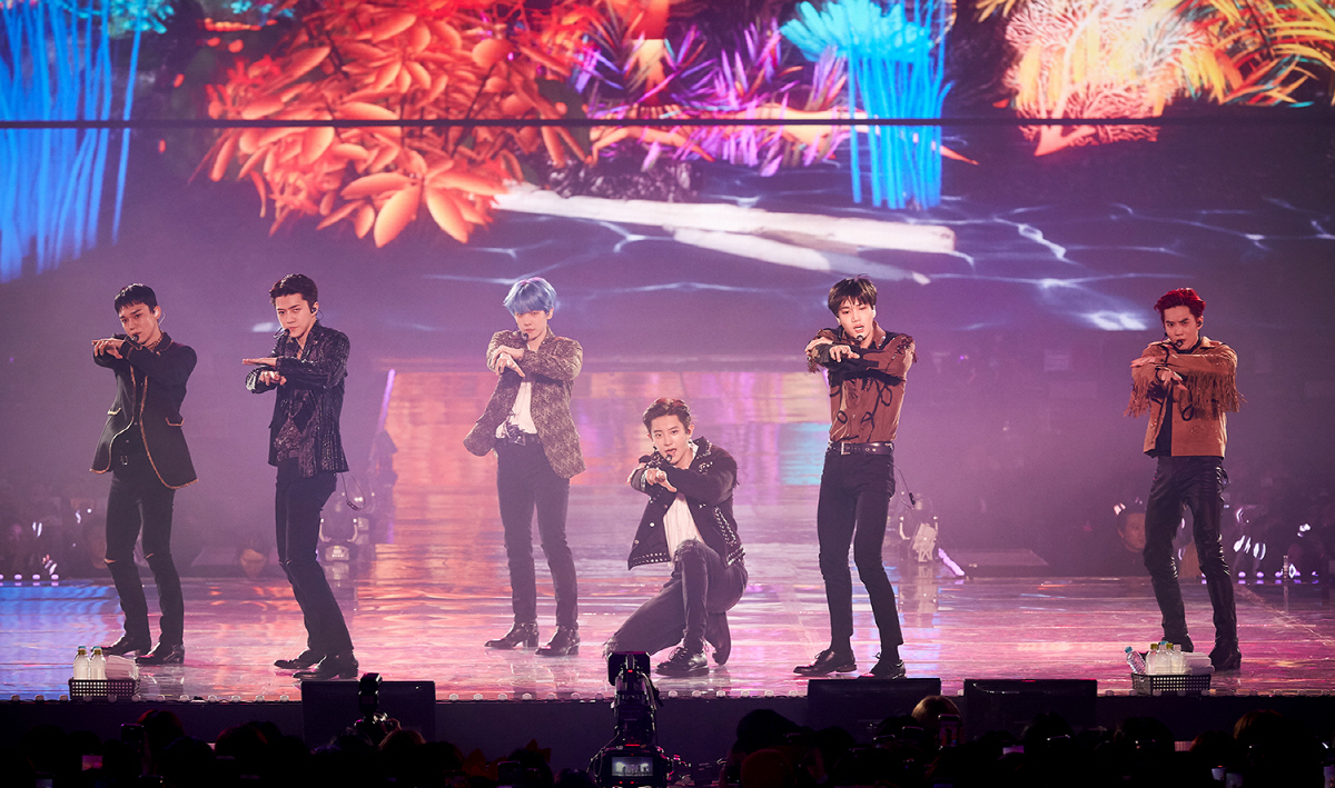 EXO (EXO) successfully completed the Seoul Walk the Line concert and finished 2019 warmly.EXO PLANET #5 - EXplOration [dot] - (EXO Planet #5 - Exploration [dot] -) was held at the Seoul Olympic Park KSPO DOME for three days from December 29-31, and was enthusiastic about the audience with its powerful performances, colorful music and fantastic performances that combined with conceptual stage production.In particular, this concert was a Walk the Line performance and finale performance of EXOs fifth solo concert, and all three performances were sold out to a total of 45,000 viewers. On the last day of the performance, on the 31st, Naver V-live Plus (VLIVE +), it was broadcast live around the world and received a hot response.In this performance, EXO will include hits such as Run, Addiction, Call Me Baby, Monster, Power, as well as regular 5th albums and repackaged songs such as Tempo, Love Shot, Damage, 24/7, First Eye Miracle of , Kai Confession , Spoiler , Baek Hyun UN Village , and I will go through , What A Life , There is a faint and so on.In addition, EXO has prepared new stages of the regular 6th album released in November for the Walk the Line performance, and it has gained explosive cheers by releasing the songs such as Non Stop, Jekyll, Butterfly Effect, Today as well as the title song Obsession with dark charisma. It has also doubled the fun of showing it.In addition, the audience enthusiastically enjoyed the performance by wearing the dress codes in the colors that symbolize the winter albums of EXO such as Red & Green, Black & Gray & White, Brown & White, and impressed the members with various events such as slogans and large card sections.