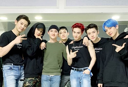 Group EXO is the Concert Celebratory photoand left behindEXO D.O., a member of the military service, also visited the scene.On December 31, last year, EXO official Instagram posted photos of EXO guardian, Chanyeol, Kai, Chen, Sehun, Baekhyun and EXO D.O.Members shoulder to shoulder in the waiting room of Concert and Celebratory photoIm taking a picture.EXO D.O., who is currently serving his national defense duties as a cook, reportedly found the EXO Concert during his vacation.Meanwhile, EXO conducted EXO PLANET #5-EXplORation [dot] Concert at the Olympic Gymnastics Stadium in Songpa-gu, Seoul for a total of three days from 29th to 31st last year.