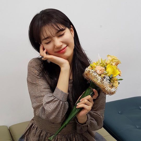 Shining freshness, excess of the prettier limitSinger and Actor Bae Suzy flaunted her fresh lookOn January 1, Bae Suzys management agency Management Forest official Instagram said, I was happier with Harry.SBS Acting Grand Prize Best Acting Award, Hallyu Content Award, Best Couple Award was posted with a photo.Inside the picture was a picture of Bae Suzy with a bouquet of flowers; Bae Suzy is smiling brightly.Bae Suzys blemishes-free white-oak skin and distinctive features make the fresh beautiful look even more prominent.The fans who responded to the photos responded such as Congratulations on the award, I deserved it and I am happy for the new year.delay stock