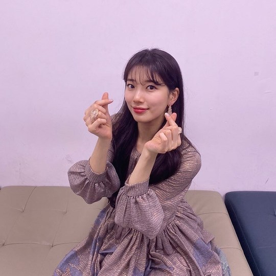 Shining freshness, excess of the prettier limitSinger and Actor Bae Suzy flaunted her fresh lookOn January 1, Bae Suzys management agency Management Forest official Instagram said, I was happier with Harry.SBS Acting Grand Prize Best Acting Award, Hallyu Content Award, Best Couple Award was posted with a photo.Inside the picture was a picture of Bae Suzy with a bouquet of flowers; Bae Suzy is smiling brightly.Bae Suzys blemishes-free white-oak skin and distinctive features make the fresh beautiful look even more prominent.The fans who responded to the photos responded such as Congratulations on the award, I deserved it and I am happy for the new year.delay stock