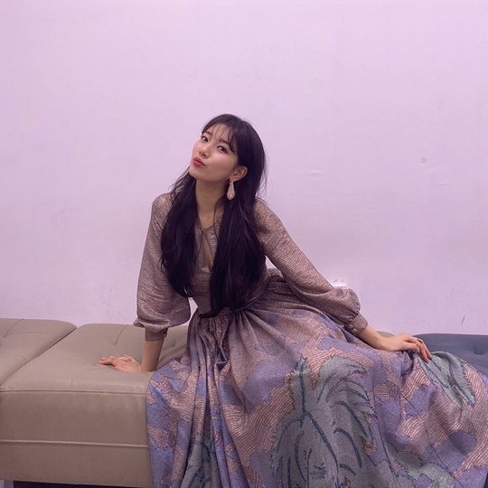 Shining freshness, excess of the prettier limitSinger and actor Bae Suzy flaunted her fresh Beautiful looksOn January 1, Bae Suzys management agency Management Forest official Instagram said, I was happier with Harry.SBS Acting Grand Prize, Best Acting Award, Hallyu Content Award, Best Couple Award was posted with a photo.Inside the picture was a picture of Bae Suzy with a bouquet of flowers; Bae Suzy is smiling brightly.Bae Suzys blemishes-free white-oak skin and distinctive features make the fresh beautiful look even more prominent.The fans who responded to the photos responded such as Congratulations on the award, I deserved it and I am happy for the new year.Bae Suzy received the Korean Wave Content Award, the Best Performance Award in the Mini Series category, and Lee Seung Gi and the Best Couple Award for SBS drama Baega Bonddelay stock