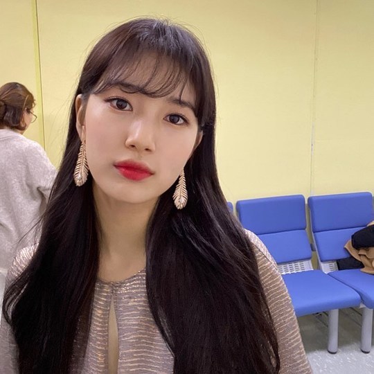 Shining freshness, excess of the prettier limitSinger and actor Bae Suzy flaunted her fresh Beautiful looksOn January 1, Bae Suzys management agency Management Forest official Instagram said, I was happier with Harry.SBS Acting Grand Prize, Best Acting Award, Hallyu Content Award, Best Couple Award was posted with a photo.Inside the picture was a picture of Bae Suzy with a bouquet of flowers; Bae Suzy is smiling brightly.Bae Suzys blemishes-free white-oak skin and distinctive features make the fresh beautiful look even more prominent.The fans who responded to the photos responded such as Congratulations on the award, I deserved it and I am happy for the new year.Bae Suzy received the Korean Wave Content Award, the Best Performance Award in the Mini Series category, and Lee Seung Gi and the Best Couple Award for SBS drama Baega Bonddelay stock