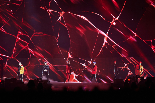 Group EXO has successfully completed the Seoul Walk the Line concert and has finished 2019 warmly.EXO PLANET #5 - EXplOration [dot] -  (EXO Planet #5 - Exploration [dot] - ) was held at the Seoul Olympic Park KSPO DOME for three days from December 29-31.EXOs powerful performances, colorful music, and a fantastic stage production combined with the audience was enthusiastic.In particular, this concert was the Walk the Line performance and finale performance of EXOs fifth solo concert, and all three performances were sold out with perfect sales, attracting a total of 45,000 viewers.On the last day of the performance, 31st, it was broadcast live around the world through Naver V-VIVE +, which received a hot response.In this performance, EXO will include hits such as slut, addiction, Call Me Baby, Monster, Power, as well as regular 5th albums such as Tempo, Love Shot, Damage, 24/7, First Eye,  It has attracted attention by offering 27 songs of variety to the stage of Sehun & Chanyeol unit such as Miracle of the Member, Kai Confession, Spoiler, Baekhyun UN Village, Suho I will go, and What A Life and I am faint.In addition, EXO prepared new stages of the regular 6th album released in November for the Walk the Line performance, and received explosive cheers for the first time by releasing the songs including Non Stop, Jekyll, Butterfly Effect, Today as well as the title song Obsession with dark charisma. It has also doubled the fun of showing the video.minjee Lee