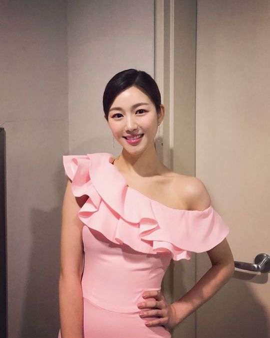 Actor Lee Da-in flaunts doll-like beautyLee Da-in posted several photos on her Instagram account on Jan.Lee Da-in in the open photo is wearing a light pink dress and boasts a Hwasa visual.Lee Da-in, who emits an elegant atmosphere by resembling her mother Kyeon Mi-ri, also stands out.Park So-hee