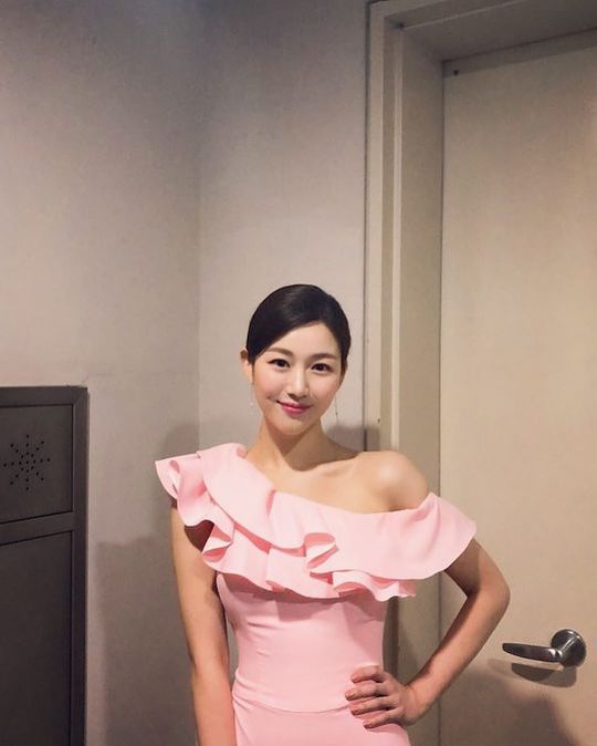 Actor Lee Da-in flaunts doll-like beautyLee Da-in posted several photos on her Instagram account on Jan.Lee Da-in in the open photo is wearing a light pink dress and boasts a Hwasa visual.Lee Da-in, who emits an elegant atmosphere by resembling her mother Kyeon Mi-ri, also stands out.Park So-hee