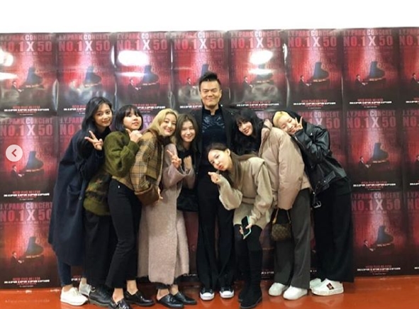 Group TWICE visited JYP J. Y. Park concert.On December 31, TWICEs official SNS posted a certified shot of attending the J. Y. Park Concert NO.1 X 50 (number one Fifty).TWICE commented on JYP Entertainment representative and singer J. Y. Park, Tverge (TWICE + father), who was wonderful as an imagination.Id like to have a guest at the reception concert number one. Can we also guest at that time?Park Su-in