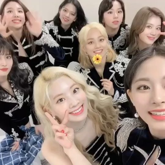 Lets get through it. TWICE, Blowing New Year greetingsGroup TWICE delivered a New Year greeting.TWICE Official Instagram will be on Jan. 1 Wance (TWICE Official Fandom Name) 2020 yearLets get through it. In the video, TWICE members are shouting, Happy New Year, Happy New Year. The fresh beauty of TWICE members catches the eye.The cheerful atmosphere of TWICE members also stands out.The fans who responded to the video responded such as I love you, My precious singer and TWICE is Happy New Year.delay stock