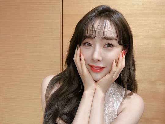 Group WJSN member Yoo Yeon-jung has given off a lovely charm.Yoo Yeon-jung posted four photos on his instagram on January 1, along with an article entitled Hello 2019. New Year is full of luck.In the open photo, Yoo Yeon-jung poses a calyx and shows off her fresh beauty.On the other hand, in the photo, he wears a colorful black costume and boasts a charismatic yet youthful atmosphere.Park So-hee