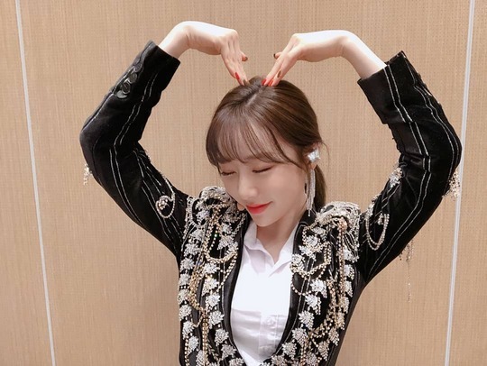 Group WJSN member Yoo Yeon-jung has given off a lovely charm.Yoo Yeon-jung posted four photos on his instagram on January 1, along with an article entitled Hello 2019. New Year is full of luck.In the open photo, Yoo Yeon-jung poses a calyx and shows off her fresh beauty.On the other hand, in the photo, he wears a colorful black costume and boasts a charismatic yet youthful atmosphere.Park So-hee