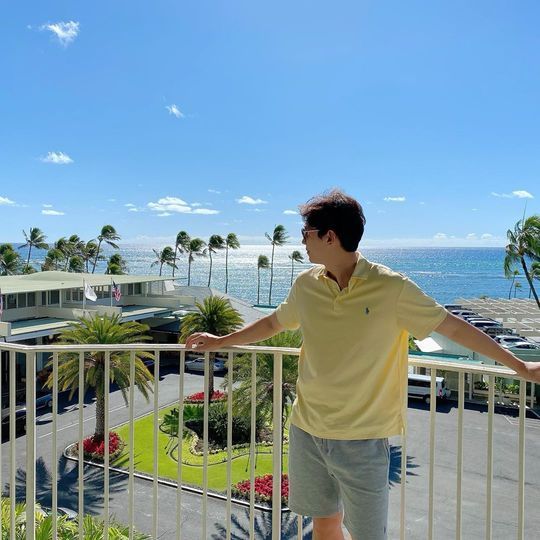 Actor Kang Ki-young gave a picture of an exotic atmosphere and a New Year greeting.Kang Ki-young posted a picture on January 1 with an article entitled Happy New Year on his personal instagram.In the photo, Kang Ki-young is standing in a yellow short-sleeved T-shirt on a balcony overlooking a blue sea and a blue sky.It is presumed that the palm trees are seen on the beach behind Kang Ki-young and are foreign.Kang Ki-young has performed well in the 2019 films Exit and The Most Normal Love and has played the role of a lacking but warm high school teacher in the JTBC monthly drama The Eighteen Moments.Kang Ki-young became a hot topic not only in drama movies but also in the entertainment program Michuri which was broadcast on SBS.Choi Yu-jin