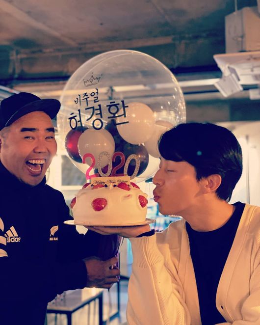 Im looking forward to it...Heo Kyung-hwan, New Year Party of Forty-five VisualSinger and comedian Heo Kyung-hwan has welcomed his fellow entertainers and happy New Year.On the morning of the first day, Heo Kyung-hwan told his personal SNS #2020 # New Year # Heo Kyung-hwan # Kim Ji-ho # Wonhyo Kim # Sim Jin-hwa # Park Sung-kwang # Chul-min # Chu Yeon-su # Yoon Hyun-chan # New Year Stargram I posted it.In the photo, Heo Kyung-hwan poses with his lips holding a balloon and cake with the word Visual Heo Kyung-hwan.In addition, Park Young-jin, Park Sung-kwang, Wonhyo Kim, Kim Ji-ho and other recently formed five-member group Forty-five members are creating a warm atmosphere.In particular, Heo Kyung-hwan said, 2020 yearsIs a year when Heo Kyung-hwan is expected to be full of people. Moon Se-yoon left a comment saying, I get a lot of clothes. On the other hand, Heo Kyung-hwan will appear on TV Chosun Going to the End scheduled to be broadcasted on the 3rd.Heo Kyung-hwan SNS