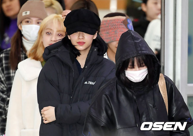 [OSEN=김포공항, 조은정 기자] TWICE(트와이스)가 1일 오전 'NHK 홍백가합전’ 일정을 마치고 김포국제공항을 통해 입국했다.그룹 TWICE(트와이스) 나연, 지효, 정연, 모모가 입국장을 나서고 있다. /cej@osen.co.kr