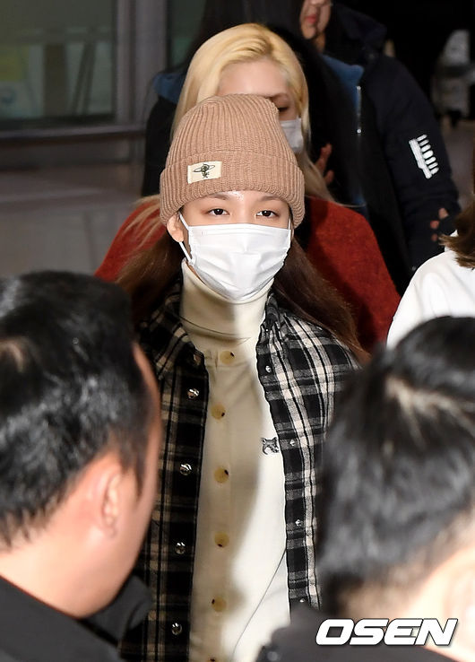 [OSEN=김포공항, 조은정 기자] TWICE(트와이스)가 1일 오전 'NHK 홍백가합전’ 일정을 마치고 김포국제공항을 통해 입국했다.그룹 TWICE(트와이스) 나연이 입국장을 나서고 있다. /cej@osen.co.kr