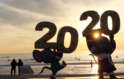 2020년 쥐띠 해가 밝았다 - 1일 부산 해운대구 송정해수욕장에 2020년 경자년 쥐띠 조형물 뒤편으로 첫해가 솟아오르고 있다. 2020.1.1 연합뉴스
