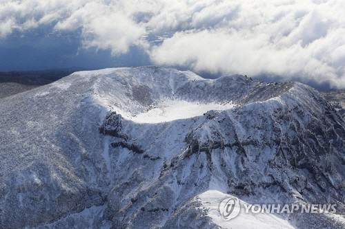 눈 쌓인 한라산 백록담. /연합뉴스