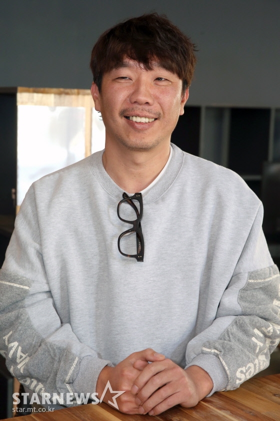 Editors note] [The Star Maker] goes to the Star Maker who made the star.The Star Maker is a meeting place with the domestic representative Enterin who unearthed the next generation stars as well as the popularly loved stars.Director Kim Hyun-jin (42), who faces each other at Yangjae-dong, Seoul, will become a veteran in the CF shooting industry.I majored in physics at the university with a dream of becoming a scholar, but at some point I was so excited about the fun of video shooting that I crossed the river (?), which I can never return.In particular, director Kim Hyun-jin showed a nostalgia for the once-up Music Video shooting, which was slightly different in grammar in shooting.I have talked with director Kim Hyun-jin, who has been working as a CF director for a long time and has also been involved with various stars.- Please introduce yourself.- Please introduce the company called the people who are brilliant.- Before the CF directors history, he also directed Music Video.- Do you remember what the first music video was.And it was not Music Video among the memorable images, but it was the video AD that I took with the Music Video concept with EXO.I think I took a picture with EXO-K members.It was a notebook AD, but before I became the top idol of the present, I had a picture of EXO in my new days, and I remember that I took a picture of myself.- I also wonder why you moved your enemy to CF director.- Music Video and CF seem to have a lot of different grammar.CF directors dont just shoot CFs, sometimes they shoot Music Video, but most of them dont have much time, so they only have a small proportion.I now have a bigger role in supporting junior directors, but I do not think there were many directors who supported me when I was a junior.- When did you start to put the meaning of video shooting?I started working as a PD at the station at first. I wanted to do something more detailed while I was active.Of course, it was not in the right condition, and in the meantime, I had experience shooting Music Video.Since then, I have met with Park Jun-soo, the first-generation CF coach, and I have been going to CF director in earnest.-Interview2(72) Director Kim Hyun-jin of Music Video