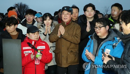 아차산에서 새해맞이 하는 문 대통령 (서울=연합뉴스) 한상균 기자 = 문재인 대통령이 2020년 새해 첫날인 1일 아차산에서 2019년을 빛낸 의인들과 해맞이 산행 중 박광일 작가의 설명을 듣고 있다. 2020.1.1 xyz@yna.co.kr