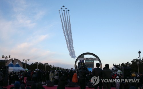 블랙이글스도 새해 축하 (포항=연합뉴스) 손대성 기자 = 1일 오전 경북 포항시 남구 호미곶면 호미곶 상공에 공군 특수비행팀 블랙이글스가 일출에 맞춰 새해 축하 비행을 하고 있다. 2020.1.1 sds123@yna.co.kr