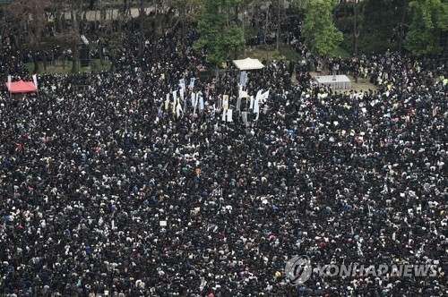 홍콩 새해 첫날부터 대규모 시위..수십만 시민 도심 행진