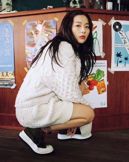 Seulgi was reborn as the atmosphere goddess.Group Red Velvet member Seulgi uploaded five photos to her Instagram on January 2, along with the phrase cute shoes.In the photo, Seulgi poses in a knit two-piece, which also thrilled fans with her glamorous eyes on her pale make-up.han jung-won