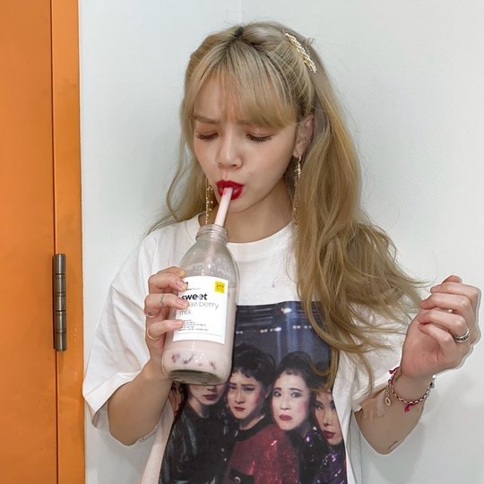 AOA Jimin conveyed his extraordinary love for his junior.Jimin posted two photos on his instagram on January 2 with an article entitled I love strawberry.Jimin in the public photo is tasting strawberry milk, especially Jimin wearing a T-shirt with group Celeb five members.Jimins special Celeb five love stands outPark So-hee