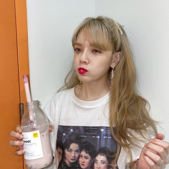 AOA Jimin conveyed his extraordinary love for his junior.Jimin posted two photos on his instagram on January 2 with an article entitled I love strawberry.Jimin in the public photo is tasting strawberry milk, especially Jimin wearing a T-shirt with group Celeb five members.Jimins special Celeb five love stands outPark So-hee