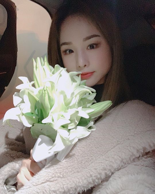 The group EXID Solji hugged Yuri and gave a greeting to the New Year with a pretty look.Solji posted two photos on his personal instagram on January 2, along with an article entitled Happy New Year in 2020, all the things you wish to do are like dreams.Solji in the photo has a beautiful white Yuri bouquet; another photo released by Solji shows her cuteness as she sticks her lips out and winks.The flower words of Yuri held by Solji are purity and unchanging love.Choi Yu-jin