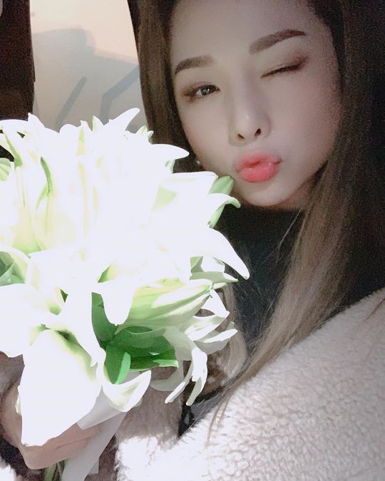 The group EXID Solji hugged Yuri and gave a greeting to the New Year with a pretty look.Solji posted two photos on his personal instagram on January 2, along with an article entitled Happy New Year in 2020, all the things you wish to do are like dreams.Solji in the photo has a beautiful white Yuri bouquet; another photo released by Solji shows her cuteness as she sticks her lips out and winks.The flower words of Yuri held by Solji are purity and unchanging love.Choi Yu-jin