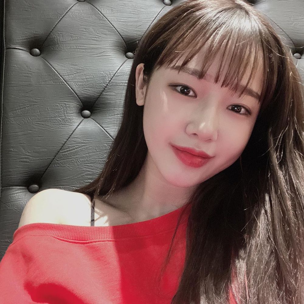 Choi Yoo-jung has opened a personal Instagram account.Group Weki Meki member Choi Yoo-jung posted four photos on his Instagram on January 1, along with the phrase happy new year.In the photo, Choi Yoo-jung is wearing a dress with one shoulder exposed; he winks with a more prettier face and emits a lovely charm.han jung-won
