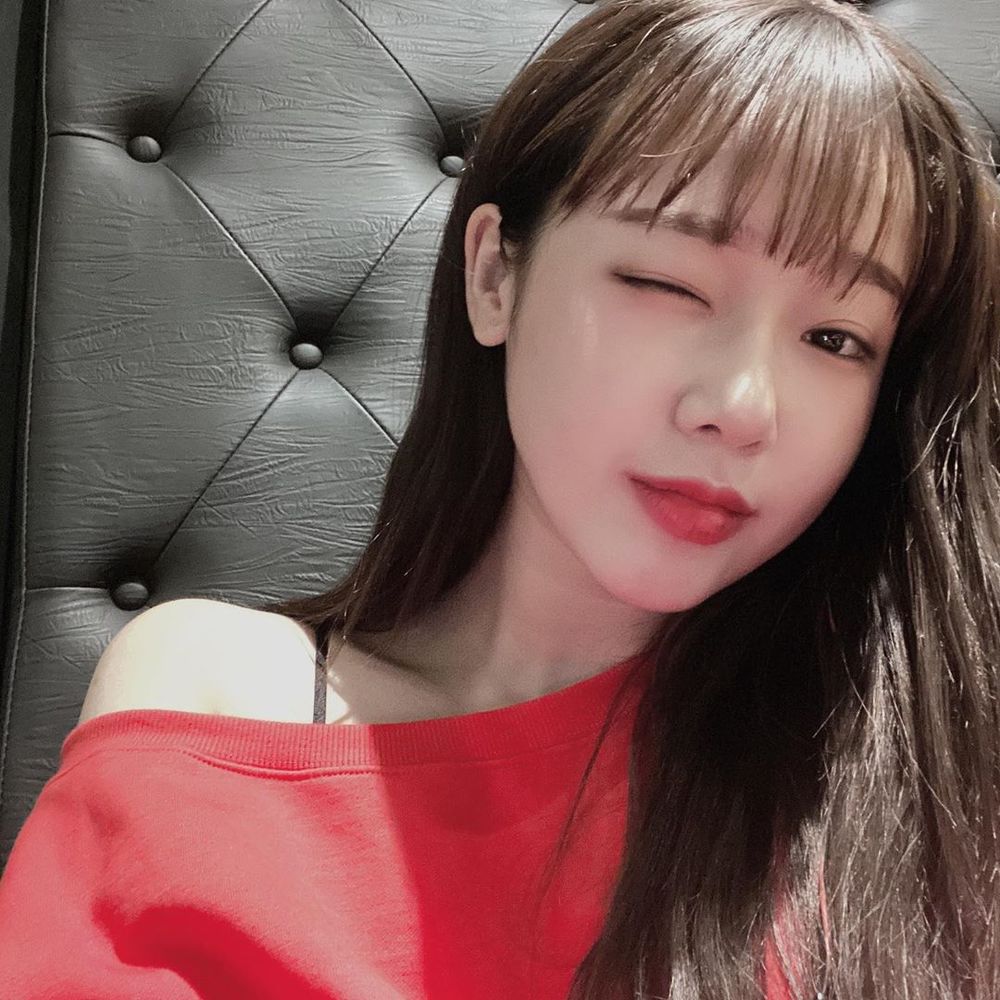 Choi Yoo-jung has opened a personal Instagram account.Group Weki Meki member Choi Yoo-jung posted four photos on his Instagram on January 1, along with the phrase happy new year.In the photo, Choi Yoo-jung is wearing a dress with one shoulder exposed; he winks with a more prettier face and emits a lovely charm.han jung-won