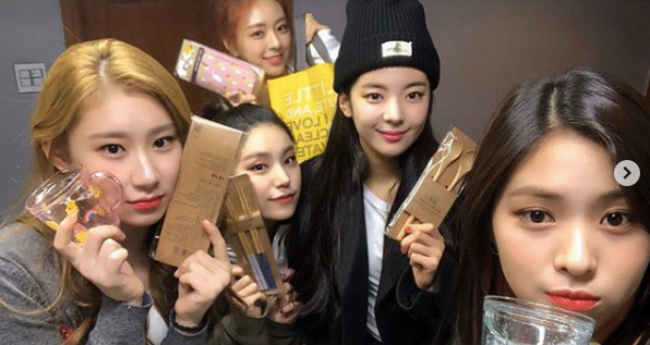 The girl group ITZY said, Thank you always.ITZY posted several photos on the official SNS on the afternoon of the afternoon and announced the recent news of New Year.When I finished 2019, I thought that I believed in a lot of things with us, and I was so happy every time I was together, he said to his fans.I think were looking forward to seeing more of our first year together because it was so cool, ITZY added. I always appreciate it and I believe youre happy with New Year.ITZY posted a lot of photos with the article thanking the fans and reported the recent situation.ITZY members are attracting attention by releasing photos of natural aspects of everyday life as well as photos of bright smiles of the whole body.ITZY debuted in February last year and has received a lot of attention and is sweeping the award ceremony.ITZY Official SNS