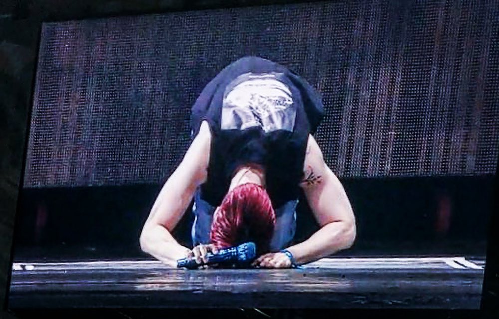 Suho of EXO reported on the latest situation.Suho posted a picture on his Instagram on the 1st with an article entitled I would like to ask for your future youth.Suho in the photo is bowing with a microphone, and the tattoos of red hair, sleeveless and forearms attract attention.The netizens responded such as Suho is good for the future, Concert was really fun, Thank you leader Chan and so on.EXO successfully concluded EXO PLANET #5 - EXplOration [dot] - Concert on the 31st from the 29th.Photo = Suho SNS