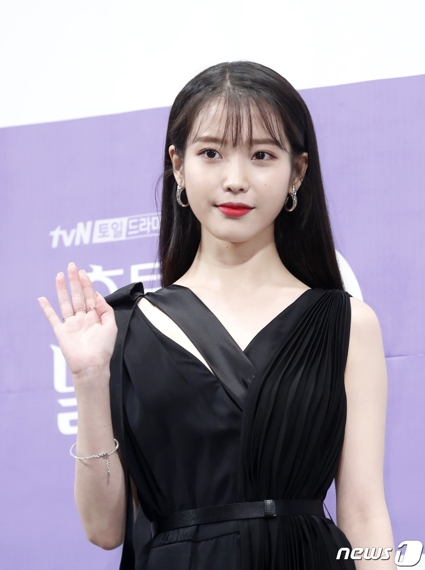 Seoul = = Actor Lee Ji-eun (IU) has confirmed the casting of Lee Byung-huns next film, Dream (Gase), which directed Extreme Vocational.Dream announced on March 3, Lee Ji-eun, who has emerged as a attracting actor of Chungmuro, has confirmed the casting of Dream.Dream is a special (?) that caught the first ball in his life with the footballer Hongdae (Park Seo-joon) who is in the biggest crisis of his career.) It is a pleasant drama of Greene for the challenge of a national team players homeless World Cup.In Lee Byung-huns next film, Dream, directed by Lee Byung-hun, Lee Ji-eun plays the role of PD Lee So-min, a broadcasting station that dreams of success by producing a documentary of the improvised soccer team directed by Hongdae.In this film, Lee Ji-eun will show a frank and bold appearance that does not hide his desire for life reversal, and a heartwarming appearance that supports the dream of the athletes more than anyone else.Lee Ji-eun has been performing in dramas such as Producers, My Uncle and Hotel Deluna since he started his acting activities through the drama Dream High in 2011.In addition to this, I won the 2018 Asian Artist Awards Best Actor Award and the 2013 KBS Acting Grand Prize Womens Acting Award.In addition, she appeared in the Netflix original film Persona, and she has impressed her presence as an Acting actor by Acting four completely different characters in different directors works, and expectations are gathered about what kind of charm Lee Ji-eun will perform in Dream.As such, Dream predicts Lee Byung-huns youthful story, sensual performance, and impressive and pleasant laughter through colorful characters full of personality.Here we expect a fantastic Acting Ensemble by Park Seo-joon and Lee Ji-eun, who play the role of Yun Hongdae, a soccer player who is being disciplined by unexpected events.Meanwhile, Dream is scheduled to be a crank in 2020.