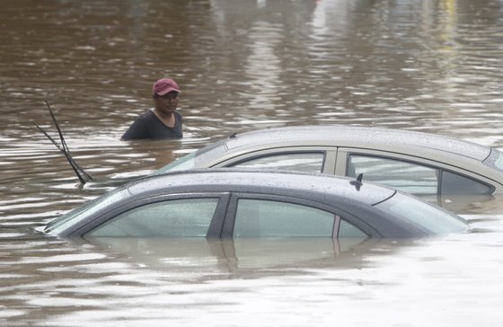 자카르타 도심이 1일 폭우로 침수됐다. 한 주민이 물에 잠긴 자동차를 확인하고 있다. [EPA=연합뉴스]