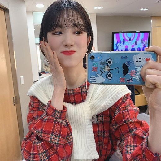 Girl group LABOUM member Jien showed off her beautiful look.Jien posted a number of photos on his Instagram on the morning of the 3rd, along with Imagination plus.The photo shows Jien taking a self-camera using a mirror, and Jien is making a surprised look with one hand on his cheek.He made a warm atmosphere with a red check dress and attracted attention.The netizens who responded to this showed various reactions such as I am a little late but happy for the new year, I am pretty and I have suffered a lot today.On the other hand, LABOUM, which released the digital single album Imagination plus WINTER ++ on the 21st of last month, started its activities as the title song of the same name.