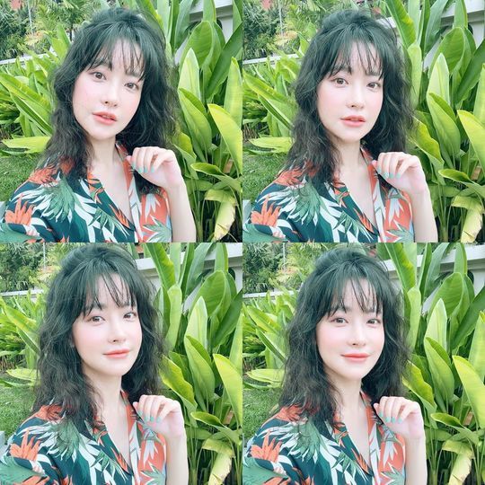 Oh Yeon-seo reported on the latest.Actor Oh Yeon-seo posted an article and photo on his instagram on January 3rd, These days!The photo shows the selfie four-cut of Oh Yeon-seo, taken during a trip to Phuket, which is bright with a white white Oh Yeon-seo skin in a green tree background.Oh Yeon-seos fresh charm is also outstanding in the bustling hairstyle.emigration site