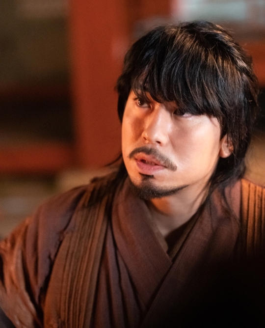 Why did Lee Si-eon, a man of the house, be dragged into a secret palace wearing a black mask?TV CHOSUN Special Programmed Drama The War of the Ghantak - Women (directed by Kim Jung-min/playplayed by Choi Soo-mi/Produced Highground, TV CHOSUN, Kotop Media/hereinafter Gantak) is a courthouse that begins with the shooting of black mask men who attacked national marriage day, Survival romance.Lee Si-eon plays the owner of the secret store Buy Passenger, which sells any information at a price.In particular, in the last broadcast, Wall found out that Lee Jae-hwa (Do Sang-woo), who is favorable to Kang Eun-bo (Jin Se-yeon), a partner of Buyong Passenger, was Sejo of Joseon, who was close to becoming king, and the sister of Queen Letizia of Spain, who died, forming a strange tension by pondering the situation that would be derived from the relationship between the two.The scene was completed in which Lee Si-eons power is fully demonstrated, which is a unique act of joking - making serious jokes freely, and a sense-maker who knows how to coordinate the strength and weakness in an instant, the production team said. What is the reason Lee Si-eon was caught as soon as the Samgantaek began, and pay attention to Lee Si-eon, the point of antiwar viewing in the second half of the series.It airs every Saturday and Sunday at 10:50 p.m. (Photo provided = TV CHOSUN)pear hyo-ju