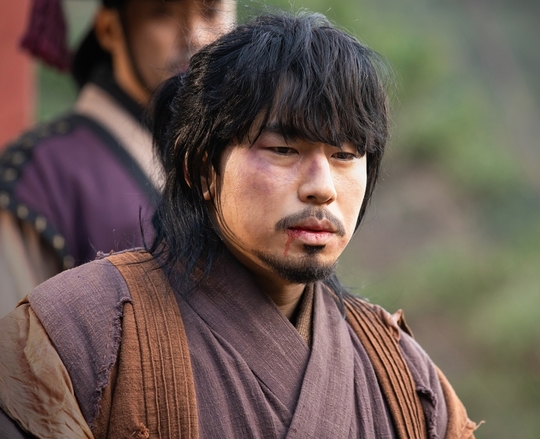 Why did Lee Si-eon, a man of the house, be dragged into a secret palace wearing a black mask?TV CHOSUN Special Programmed Drama The War of the Ghantak - Women (directed by Kim Jung-min/playplayed by Choi Soo-mi/Produced Highground, TV CHOSUN, Kotop Media/hereinafter Gantak) is a courthouse that begins with the shooting of black mask men who attacked national marriage day, Survival romance.Lee Si-eon plays the owner of the secret store Buy Passenger, which sells any information at a price.In particular, in the last broadcast, Wall found out that Lee Jae-hwa (Do Sang-woo), who is favorable to Kang Eun-bo (Jin Se-yeon), a partner of Buyong Passenger, was Sejo of Joseon, who was close to becoming king, and the sister of Queen Letizia of Spain, who died, forming a strange tension by pondering the situation that would be derived from the relationship between the two.The scene was completed in which Lee Si-eons power is fully demonstrated, which is a unique act of joking - making serious jokes freely, and a sense-maker who knows how to coordinate the strength and weakness in an instant, the production team said. What is the reason Lee Si-eon was caught as soon as the Samgantaek began, and pay attention to Lee Si-eon, the point of antiwar viewing in the second half of the series.It airs every Saturday and Sunday at 10:50 p.m. (Photo provided = TV CHOSUN)pear hyo-ju