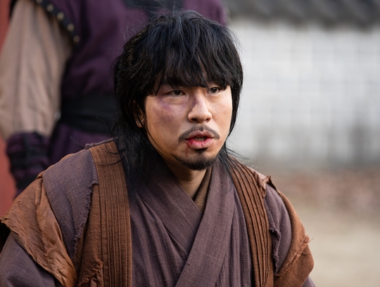 Why did Lee Si-eon, a man of the house, be dragged into a secret palace wearing a black mask?TV CHOSUN Special Programmed Drama The War of the Ghantak - Women (directed by Kim Jung-min/playplayed by Choi Soo-mi/Produced Highground, TV CHOSUN, Kotop Media/hereinafter Gantak) is a courthouse that begins with the shooting of black mask men who attacked national marriage day, Survival romance.Lee Si-eon plays the owner of the secret store Buy Passenger, which sells any information at a price.In particular, in the last broadcast, Wall found out that Lee Jae-hwa (Do Sang-woo), who is favorable to Kang Eun-bo (Jin Se-yeon), a partner of Buyong Passenger, was Sejo of Joseon, who was close to becoming king, and the sister of Queen Letizia of Spain, who died, forming a strange tension by pondering the situation that would be derived from the relationship between the two.The scene was completed in which Lee Si-eons power is fully demonstrated, which is a unique act of joking - making serious jokes freely, and a sense-maker who knows how to coordinate the strength and weakness in an instant, the production team said. What is the reason Lee Si-eon was caught as soon as the Samgantaek began, and pay attention to Lee Si-eon, the point of antiwar viewing in the second half of the series.It airs every Saturday and Sunday at 10:50 p.m. (Photo provided = TV CHOSUN)pear hyo-ju