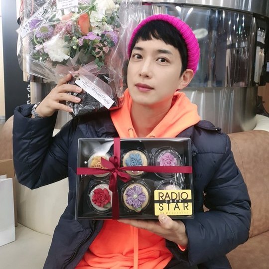 Do Radiostar.Singer Kim Won Joon has been happy.Kim Won Joon wrote on his Instagram account on January 3, Thank you a year anniversary; Happy New Year and 2020 yearI also posted several photos with the article Lets join Radio Star.Kim Won Joon in the public photo is leaving a certification shot with KBS Radio Kim Won Joons Radio Star a year anniversary commemorative bouquet.Kim Won Joons beautiful visuals, which have not changed over the years, attract attention.Park So-hee