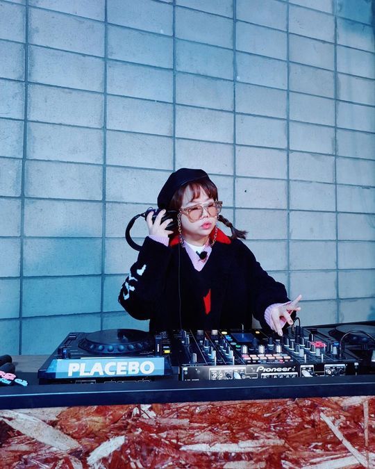 Hong Hyon-hee transformed into a Nutria DJGagwoman Hong Hyon-hee uploaded a picture and video to her instagram on January 3, along with the phrase Stay with Nutriani in 2020.In the photo, Hong Hyon-hee has a bifurcated head and DJing; he has a cute charm with an enlightened look.Hong Hyon-hee added, I want to learn DJing.han jung-won