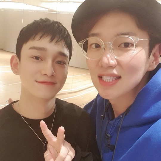 Broadcaster Jang Sung-kyu also boasted an unsatisfactory visual next to EXO.Jang Sung-kyu posted a picture on his Instagram on January 3 with an article entitled D-day. Walkman. I made a noble memory because of EXO.In the photo, there was a picture of Jang Sung-kyu taking self-portraits with EXO members Chan Yeol, Kai, Chen, Suho, Sehun, Baekhyun.Jang Sung-kyu and EXO members smile at the camera; EXO members and Jang Sung-kyus warm visuals catch the eye.The fans who responded to the photos responded such as My brother is the best, I do not honey, EXO members are so beautiful and It looks good.delay stock