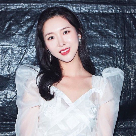 Seung-Hui Cho reported on the recent Hwasa situation.Broadcaster Seung-Hui Cho posted a picture on his instagram on January 3 with the phrase Lets just laugh because its new.In the photo, Seung-Hui Cho is smiling brightly in see-through costumes, which he showed off her beauty with porcelain skin and dark features.han jung-won