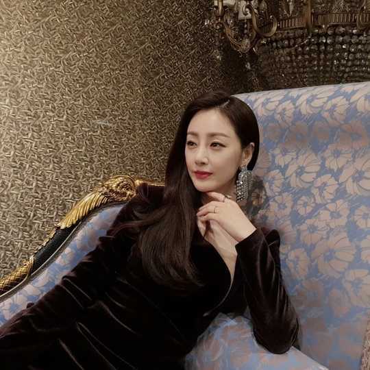 Actor Oh Na-ra has revealed an elegant visual.On January 2, Oh Na-ra posted three photos on her instagram with an article entitled Today is a point of colorful earrings as chandeliers. I would like to wear beautiful clothes every day.In the open photo, Oh Na-ra is wearing a Velvet Dress and is showing off her fascinating figure.The beauty and charismatic atmosphere of Oh Na-ra, which can not be measured at age, makes viewers admire the audience, and the pose and expression that looks like a professional model attracts attention.Park So-hee